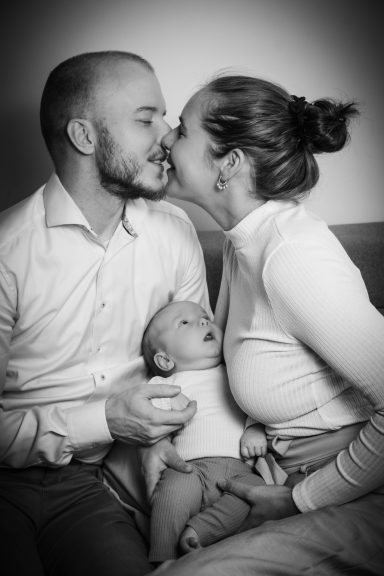 Newborn Fotoshooting Berlin – Natürliches Neugeborenen Shooting mit Familie