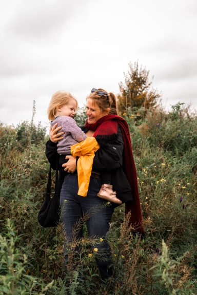Mama Kind Outdoor Fotoshooting in Berlin in natürlicher Umgebung auf einem Feld
