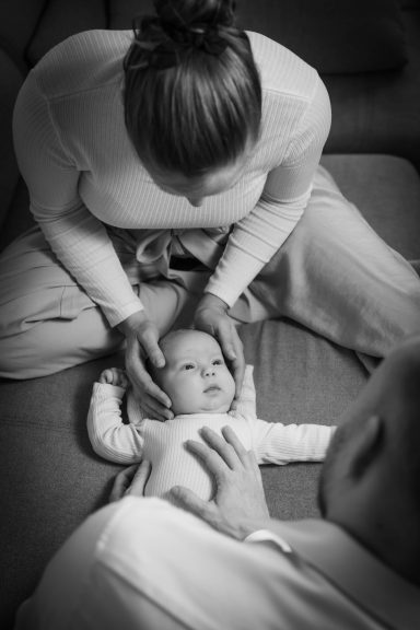 Frischgebackene Eltern bestaunen ihr Baby - Newborn-Shooting