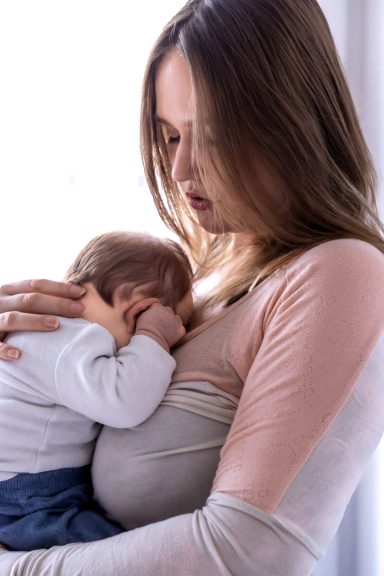 Newborn Homestory Berlin – Familienfotografie zuhause mit Baby