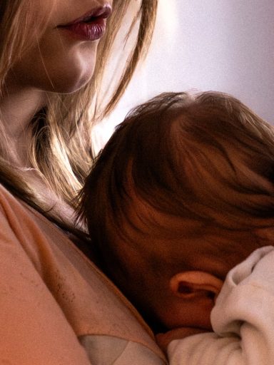 Close-up Familienfotografie Berlin Homestory – Authentisches Fotoshooting zuhause mit Newborn.